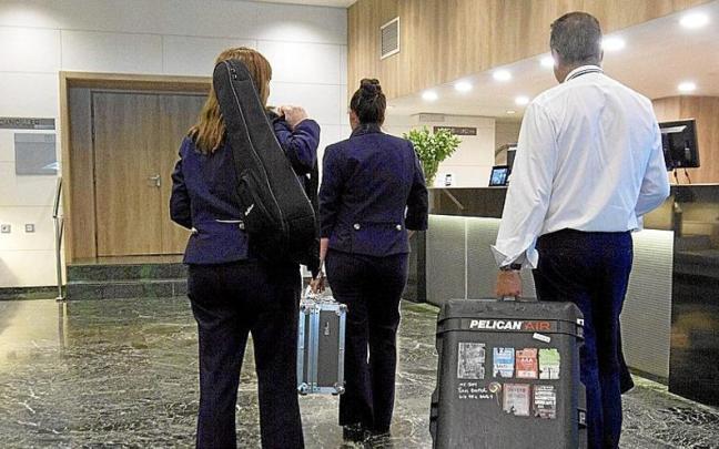 Varios turistas se disponen a hacer el ‘check in’ en un céntrico hotel de Gasteiz. Varios turistas se disponen a hacer el ‘check in’ en un céntrico hotel de Gasteiz.