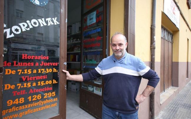 Iban Romo en su establecimiento en la Calle Joaquín Beunza, un año después de la riada.