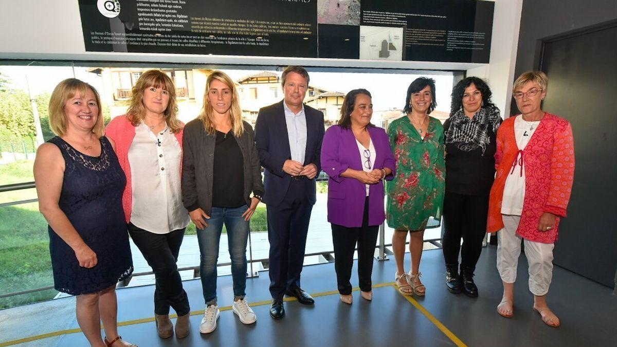 El alcalde de Irun, Jos&eacute; Antonio Santano, y la diputada de Movilidad, Rafaela Romero, junto a las seis conductoras.