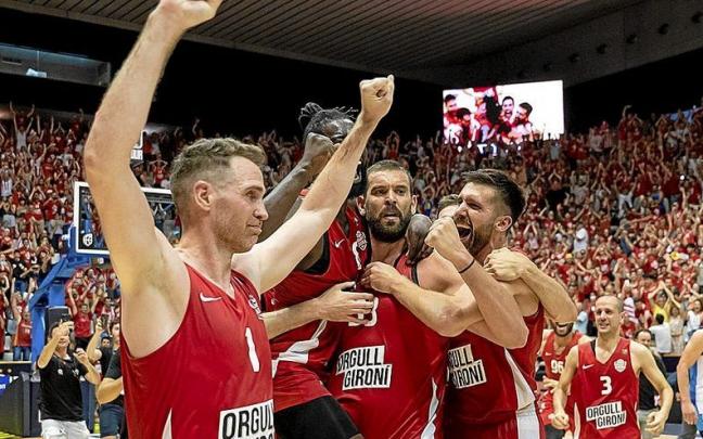 Txemi Urtasun celebrando la victoria junto a sus compa&ntilde;eros, entre ellos Marc Gasol.