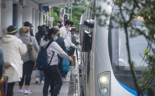 Usuarios de Euskotren en la estación de Amara de Donostia Usuarios de Euskotren en la estación de Amara de Donostia