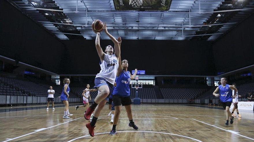 Jugadoras del Os&eacute;s Construcci&oacute;n Ardoi, durante un entrenamiento en el Navarra Arena.