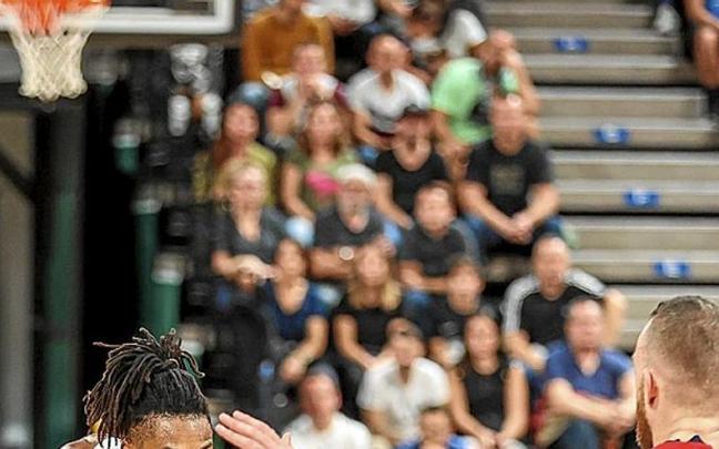 Costello, que tuvo un día para olvidar en el lanzamiento, intenta plantar oposición a Pons, que dio una exhibición de condiciones físicas. | FOTO: ASVEL