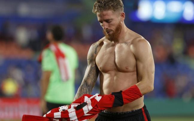 Iker Muniain se quita la camiseta al final del partido ante el Getafe para regal&aacute;rsela a los aficionados que se desplazaron al Coliseum.