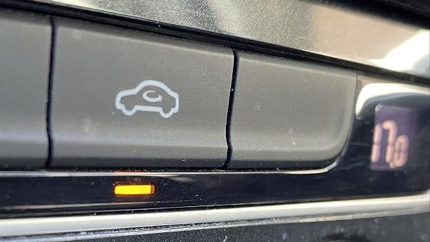 Una imagen muestra el botón de recirculación del aire acondicionado de los coches.