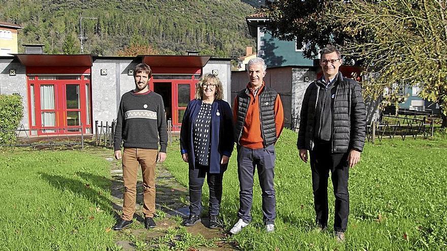 Gilen García, Ane Beitia, Iñaki Arregi y Joseba Palenzuela, delante de las viviendas tuteladas. Foto: N.G.