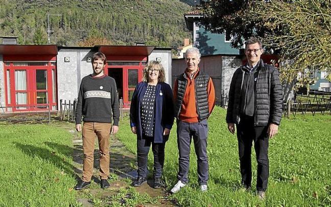 Gilen Garc&iacute;a, Ane Beitia, I&ntilde;aki Arregi y Joseba Palenzuela, delante de las viviendas tuteladas. Foto: N.G.