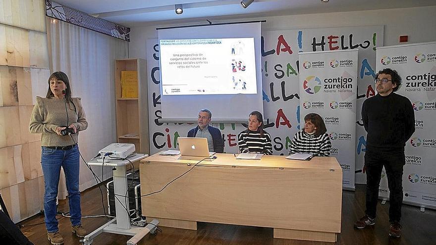 Begoña Alfaro, durante su intervención. Laparra, Mañú, De la Nava y Mauleón, ayer en Iruña.