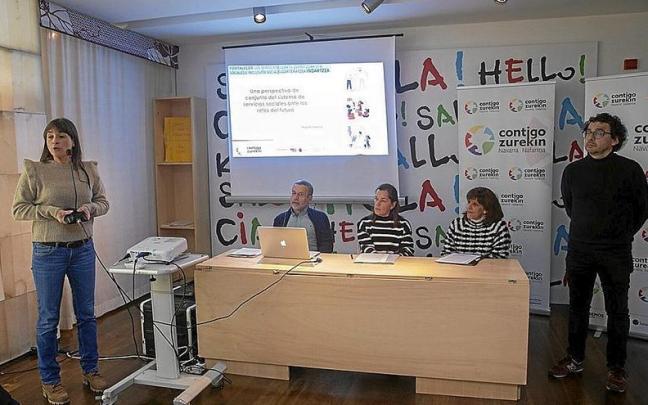 Begoña Alfaro, durante su intervención. Laparra, Mañú, De la Nava y Mauleón, ayer en Iruña. Begoña Alfaro, durante su intervención. Laparra, Mañú, De la Nava y Mauleón, ayer en Iruña.