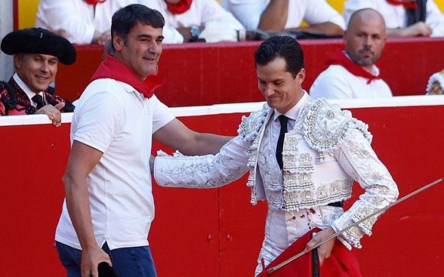 Jesul&iacute;n de Ubrique, saludando a Daniel Luque.