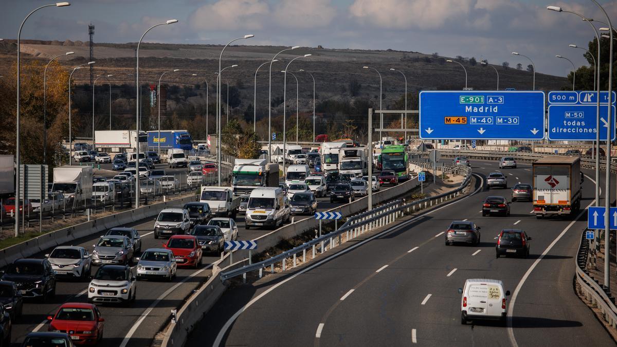 Circulación en la autovía del Este, la A-3, durante la operación salida del puente de diciembre 2022, en Madrid.