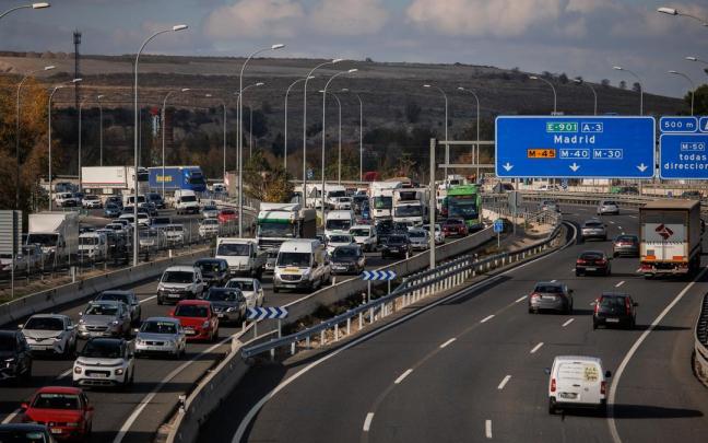 Circulación en la autovía del Este, la A-3, durante la operación salida del puente de diciembre 2022, en Madrid.