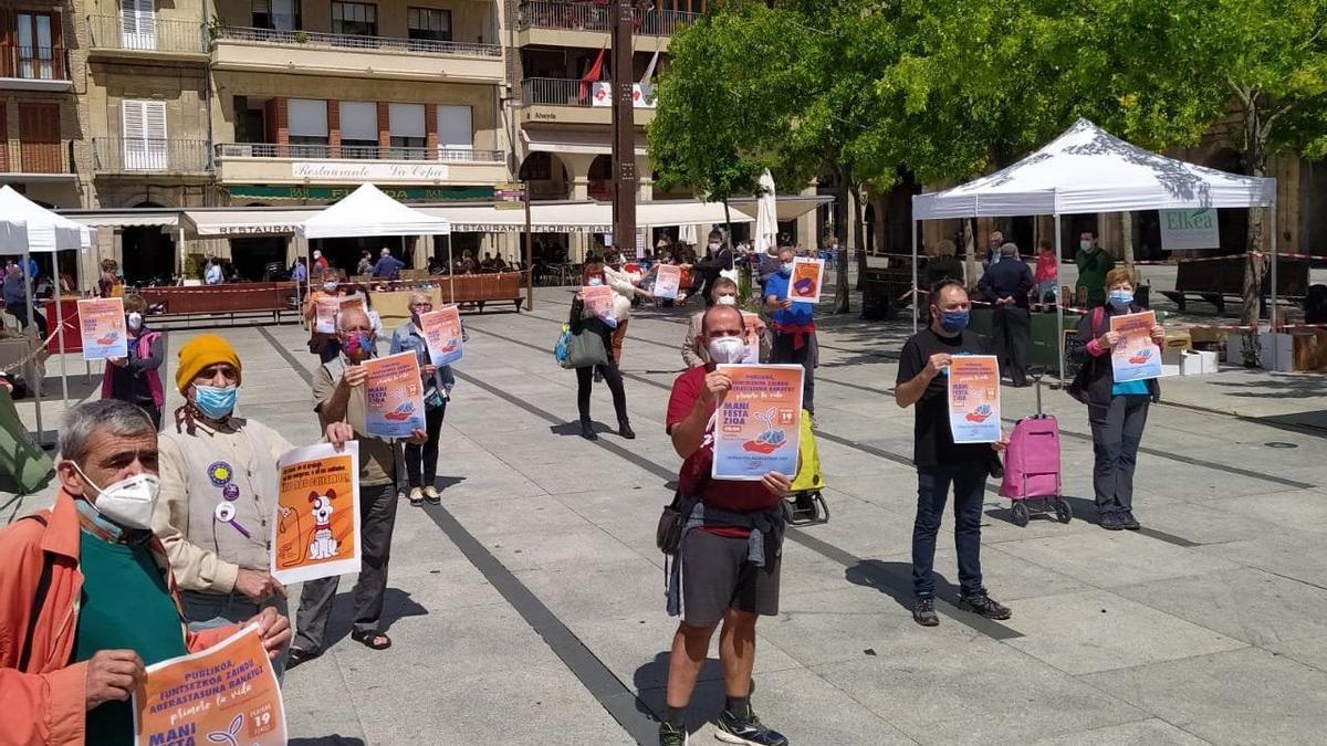 Imagen de archivo de una concentración en Estella-Lizarra con el lema "Cuidemos de lo público, de lo esencial repartiendo la riqueza. Primero la vida"