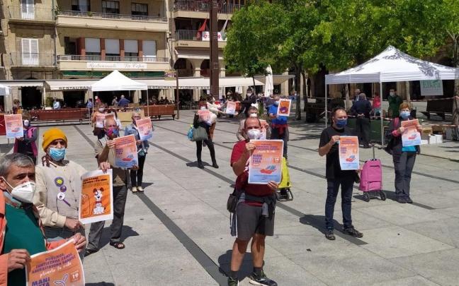 Imagen de archivo de una concentración en Estella-Lizarra con el lema "Cuidemos de lo público, de lo esencial repartiendo la riqueza. Primero la vida"