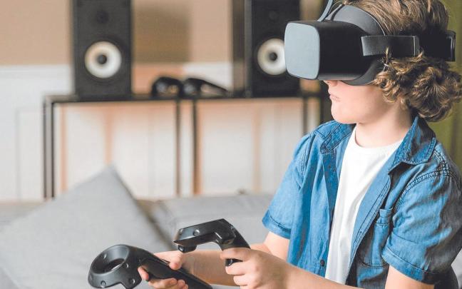 Las gafas VR son unos dispositivos que permiten ver la realidad virtual. Las gafas VR son unos dispositivos que permiten ver la realidad virtual.