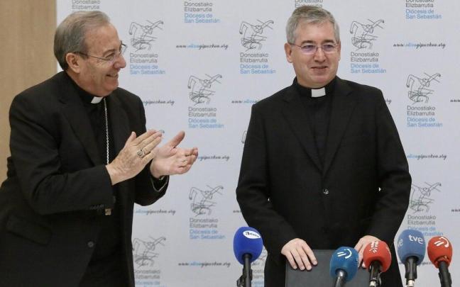 El administrador apostólico Fernando Pérez con el nuevo obispo de Donostia Francisco Prado