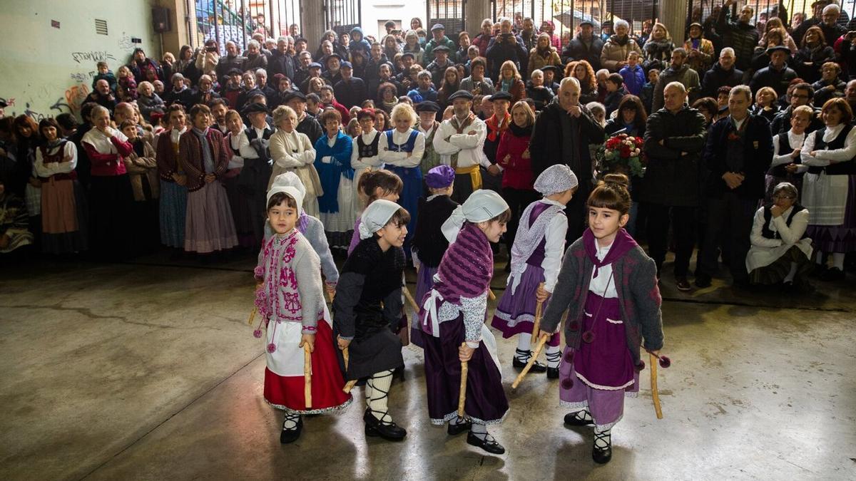 Los miembros más pequeños de la Peña Muthiko Alaiak bailando, en el frontón Mañueta