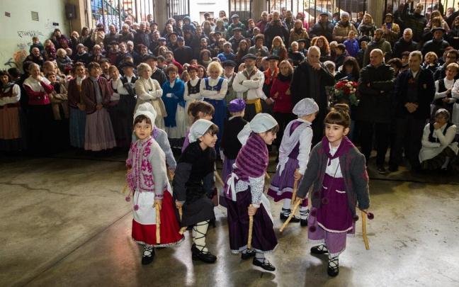 Los miembros más pequeños de la Peña Muthiko Alaiak bailando, en el frontón Mañueta