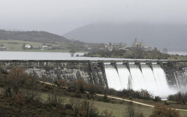 El pantano de Ullibarri con las compuertas abiertas