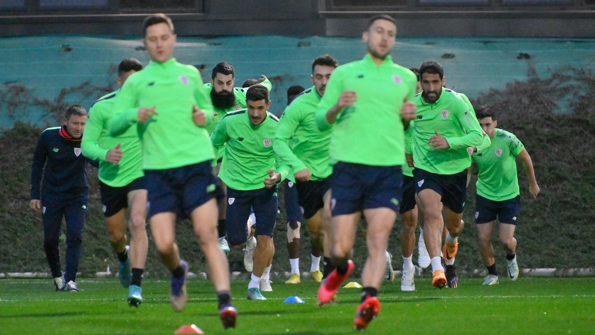 Varios jugadores del Athletic, durante el entrenamiento del lunes en Lezama.