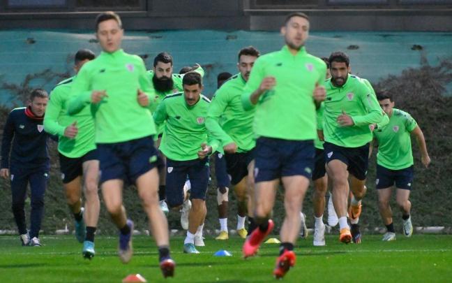 Varios jugadores del Athletic, durante el entrenamiento del lunes en Lezama.