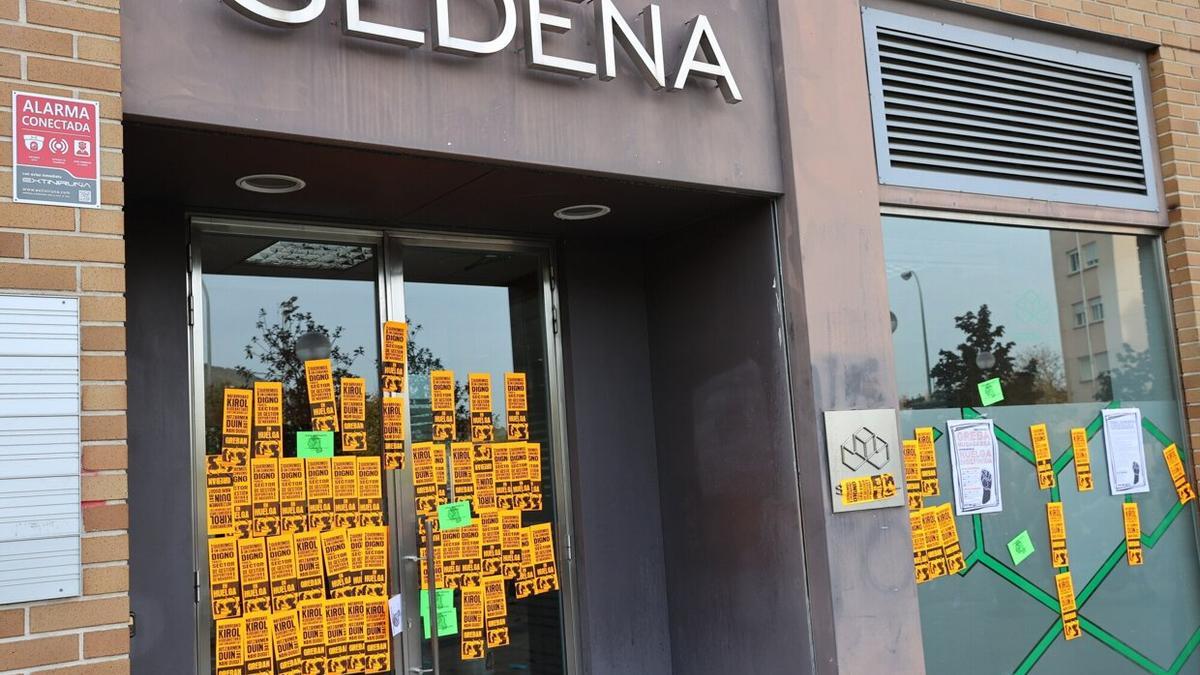 La sede de Sedena, 'empapelada' con pegatinas reivindicativas.