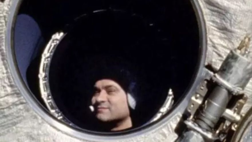 Valeri Poliakov, fotografiado dentro de la estación espacial MIR