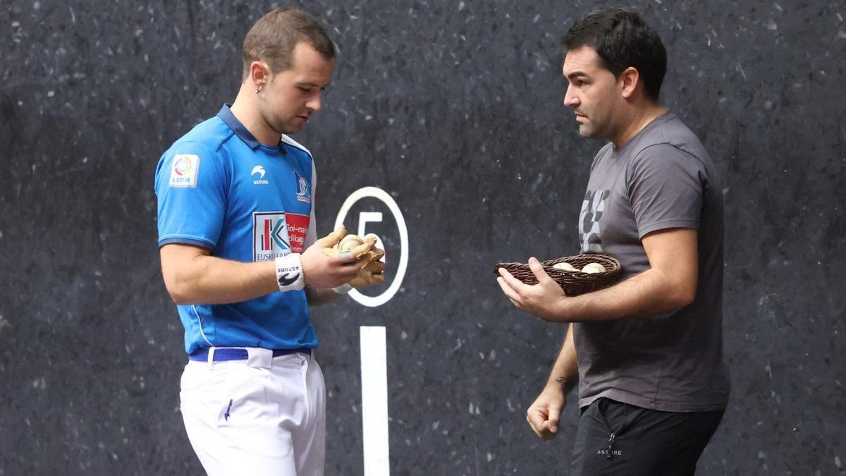 Aitor Elordi y Jon Apezetxea, durante la elección de material en Bilbao.