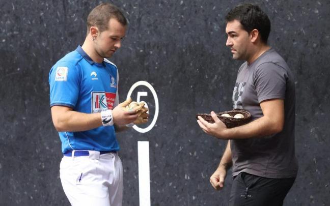 Aitor Elordi y Jon Apezetxea, durante la elección de material en Bilbao.