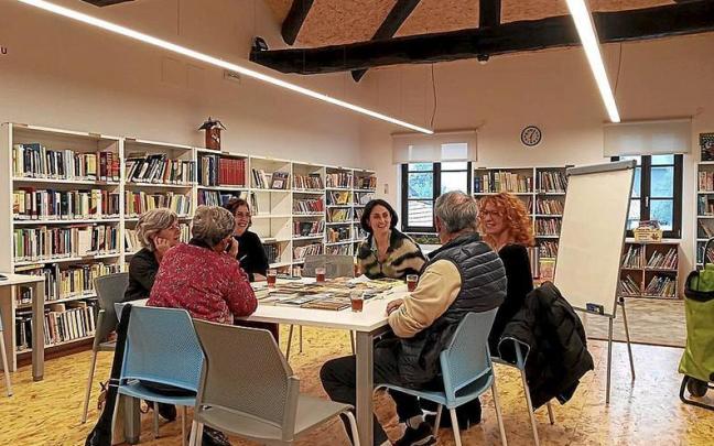 Ormaiztegiko helduen irakurle taldea ikasturte berriko lehenengo saioan. | ARGAZKIA: ORMAIZTEGIKO UDALA
