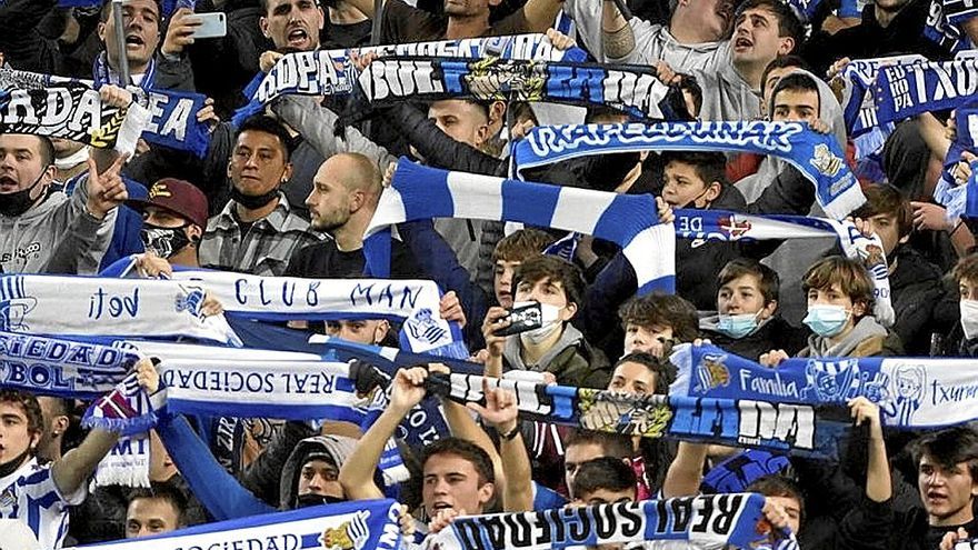 Aficionados de la Real, durante un partido en Anoeta. | FOTO: RUBEN PLAZA