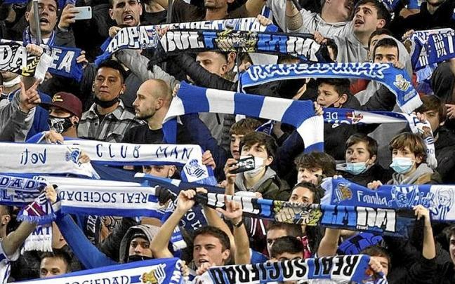 Aficionados de la Real, durante un partido en Anoeta. | FOTO: RUBEN PLAZA