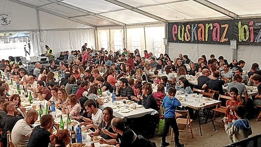Imagen de la comida que tuvo lugar en Peralta durante el encuentro organizado por Agerraldia.