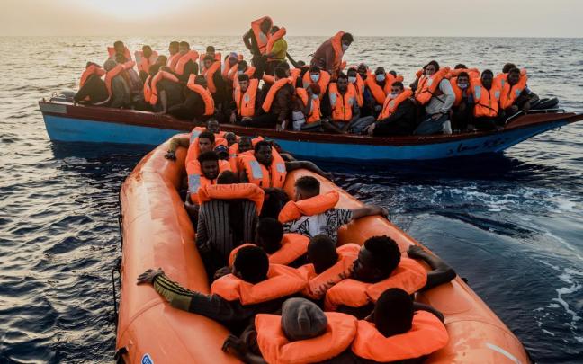 Un rescate llevado a cabo por el barco Ocean Viking en aguas del Mediterráneo.