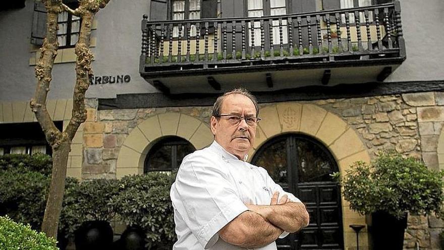 Hilario Arbelaitz, en la puerta del restaurante. [Foto: iker azurmendi]