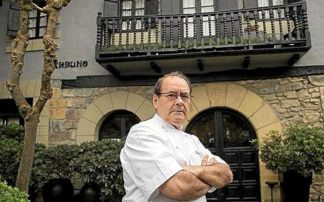 Hilario Arbelaitz, en la puerta del restaurante. [Foto: iker azurmendi]