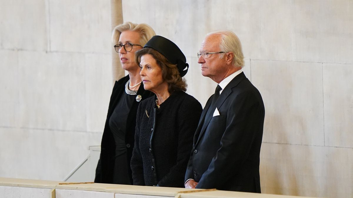 Los Reyes de Suecia, en la capilla ardiente de Isabel II