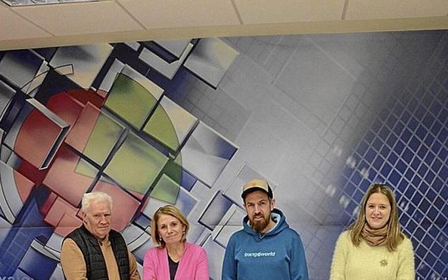 Joseba Igarabide, Gabi Iparragirre, Iñaki Atxa e Itziar Iriarte, trabajadores de Xaloa Telebista, en sus estudios de Oronoz-Mugairi.
