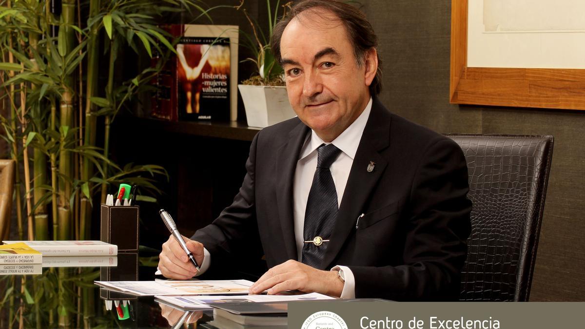 El doctor Miguel Ángel Carbajo Caballero en su consulta.