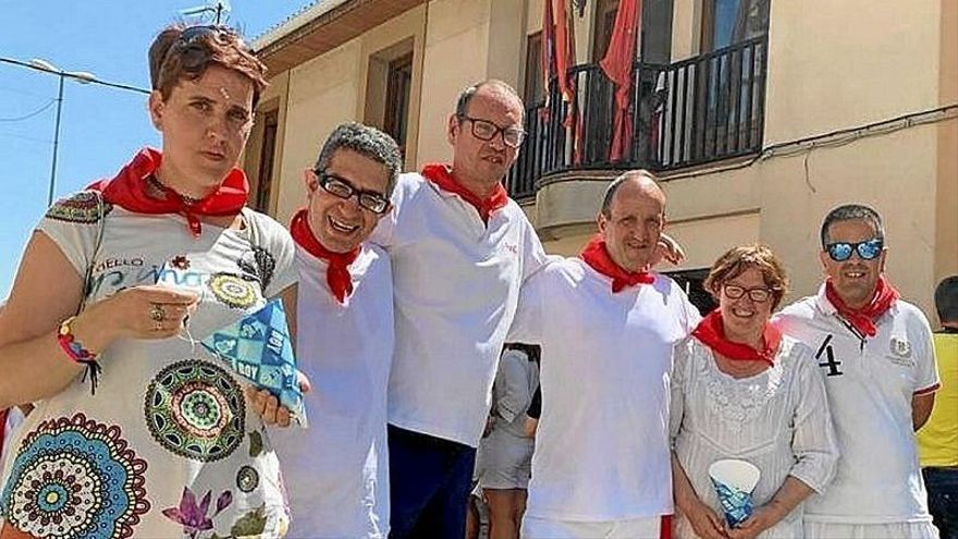 Félix Zabaleta Ventura, tercero por la derecha, con sus compañeros de vivienda de Anfas en Sangüesa. | FOTO: SAGRARIO ZABALETA