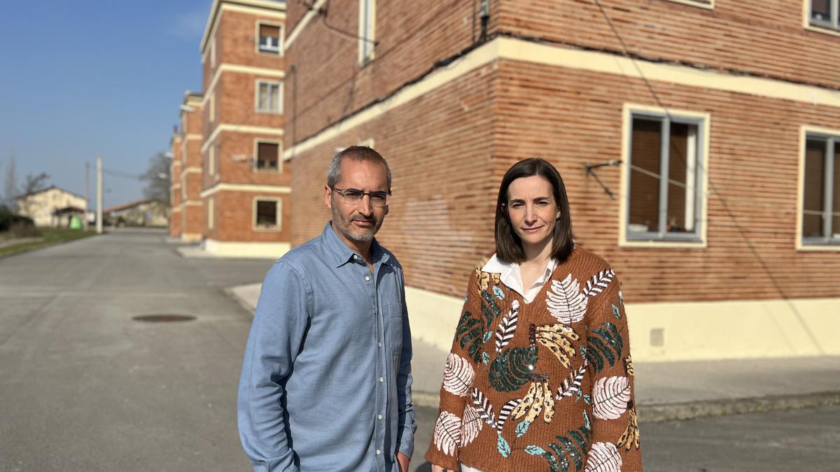 David Rodríguez y Garbiñe Ruíz posan junto a las casas de Bustaldea, en Gasteiz