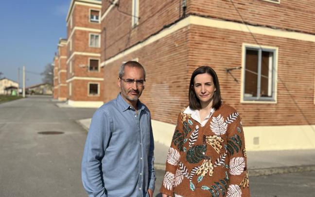 David Rodr&iacute;guez y Garbi&ntilde;e Ru&iacute;z posan junto a las casas de Bustaldea, en Gasteiz