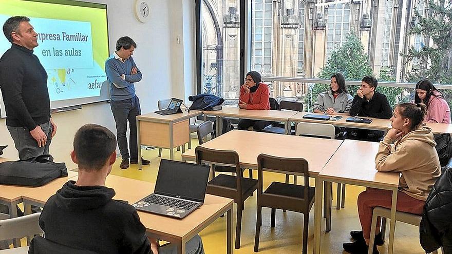 El gerente de la firma BH Bikes, Javier Beistegi, durante su charla con los estudiantes de Urkide. | FOTO: CEDIDA