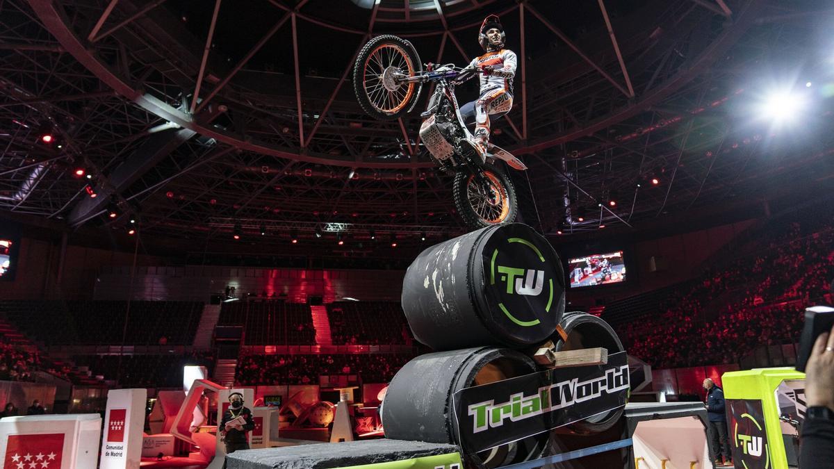 Acrobacia de Toni Bou, con mirada incluida a la grada.