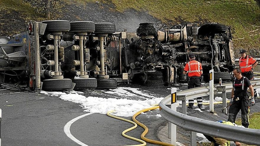 Camión accidentado el pasado martes en la AP-8 a la altura de Orio. | FOTO: RUBEN PLAZA