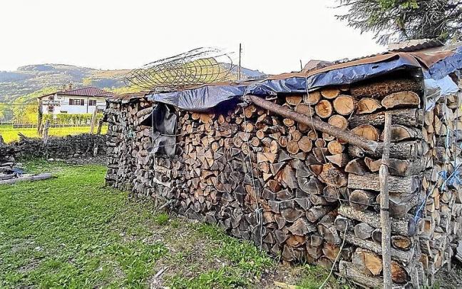 La leña ya cortada y apilada en Elbete, preparada para su uso cuando llegue el frío invernal.