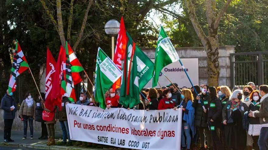 Manifestación de los sindicatos frente a la sede de Osakidetza en Gasteiz, en una imagen de archivo.