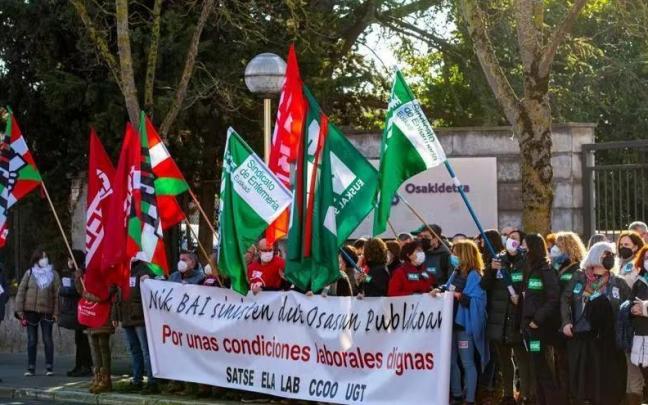 Manifestación de los sindicatos frente a la sede de Osakidetza en Gasteiz, en una imagen de archivo.