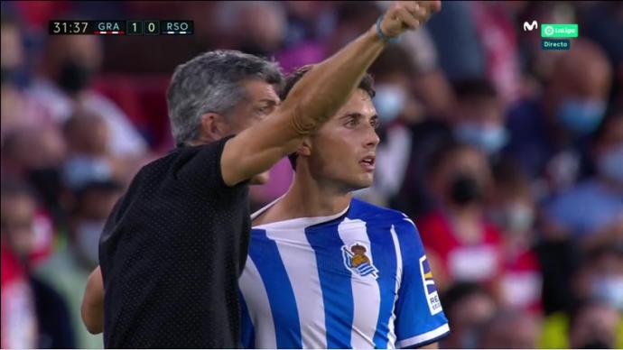 Imanol Alguacil da instrucciones a Ander Guevara durante el partido de este jueves en Granada.