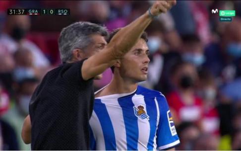 Imanol Alguacil da instrucciones a Ander Guevara durante el partido de este jueves en Granada. Imanol Alguacil da instrucciones a Ander Guevara durante el partido de este jueves en Granada.